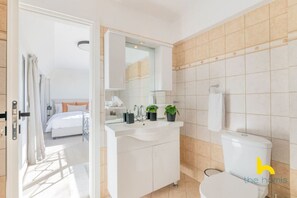 Hair dryer, towels, soap, shampoo - 3-Storey Family Home, City View & Private Parking! (Athina)
