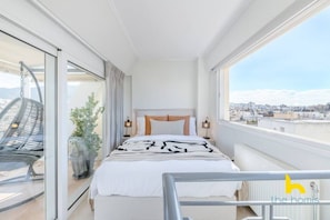 2 bedrooms, iron/ironing board, free WiFi, bed sheets - 3-Storey Family Home, City View & Private Parking! (Athina)