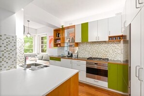 Fridge, microwave, oven, stovetop - Spacious 3-Bed Home in Princeton Pearl Double Bay (Double Bay)