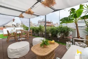 Outdoor dining - Rooftop Hideaway w/ Large Private Patio near Metro (Athina)