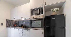 Fridge, microwave, oven, stovetop - Top-Floor Oasis, King-Bed & Whirlpool, Acropolis! (Athina)