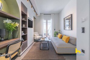TV, stereo - Top-Floor Oasis, King-Bed & Whirlpool, Acropolis! (Athina)