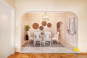 Dining - Grand Family APT with Courtyard near Acropolis! (Athina)