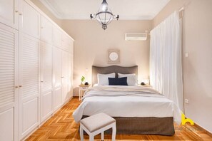 3 bedrooms, desk, iron/ironing board, WiFi - Grand Family APT with Courtyard near Acropolis! (Athina)