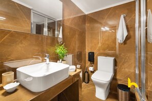 Hair dryer, towels, soap, shampoo - Grand Family APT with Courtyard near Acropolis! (Athina)