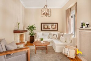 Interior - Grand Family APT with Courtyard near Acropolis! (Athina)