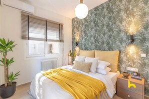 2 bedrooms, iron/ironing board, free WiFi, bed sheets - The Urban Jungle Escape Corner APT Near Acropolis (Athina)