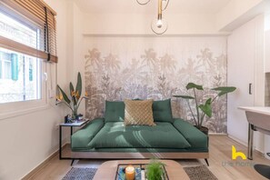 TV - The Urban Jungle Escape Corner APT Near Acropolis (Athina)