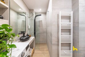Hair dryer, towels, soap, shampoo - The Urban Jungle Escape Corner APT Near Acropolis (Athina)
