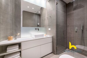 Hair dryer, towels - Urban APT with Stunning Acropolis View & Roofdeck (Athina)
