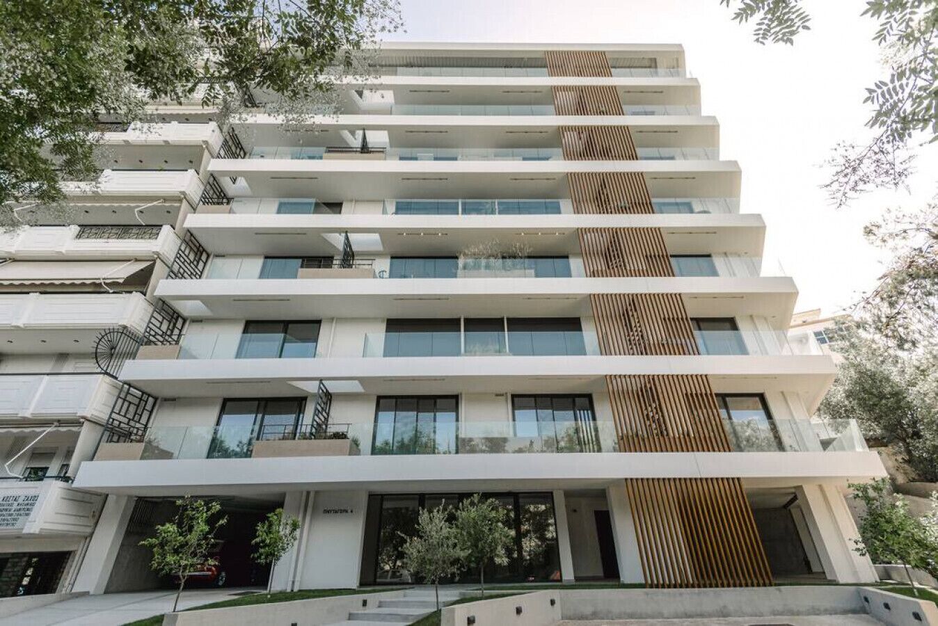 Un edificio de varios pisos con balcones, amplias ventanas y un diseño arquitectónico moderno.