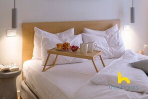 Escritorio, tabla de planchar con plancha, wifi y ropa de cama