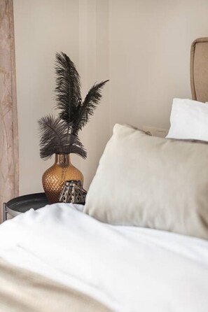 Desk, iron/ironing board, WiFi, bed sheets - Stylish, 3-brdm Family Apartment near Acropolis! (Athina)
