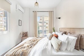 Desk, iron/ironing board, WiFi, bed sheets - Stylish, 3-brdm Family Apartment near Acropolis! (Athina)