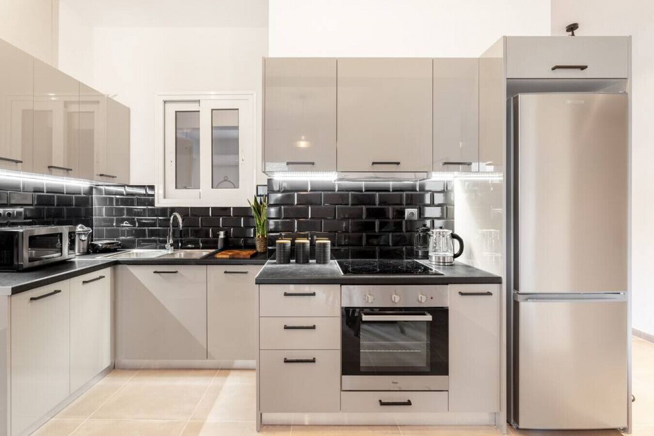 Réfrigérateur, micro-ondes, four, plaque de cuisson