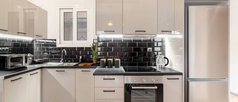 Réfrigérateur, micro-ondes, four, plaque de cuisson