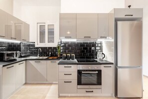 Fridge, microwave, oven, stovetop - Stylish, 3-brdm Family Apartment near Acropolis! (Athina)