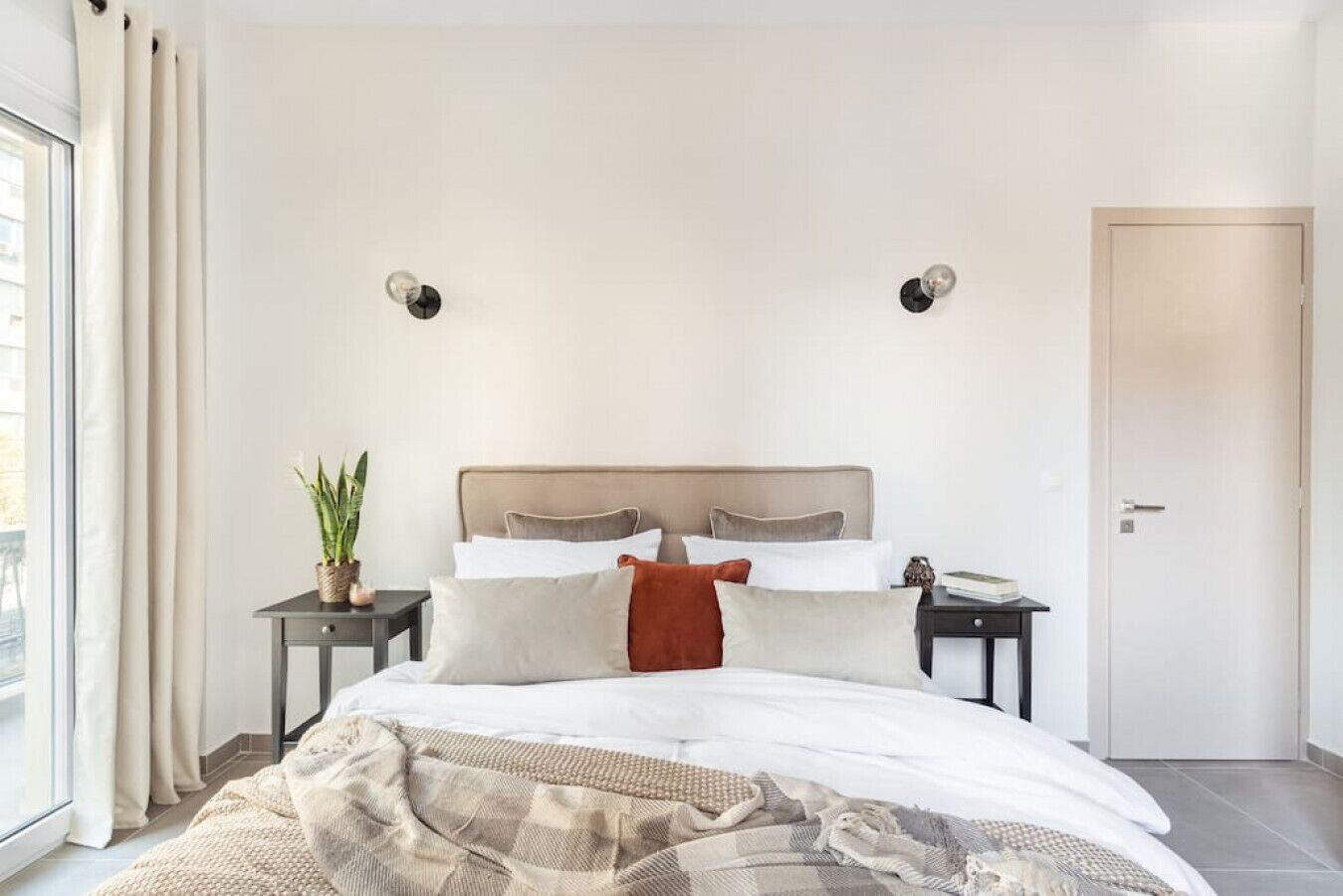 Desk, iron/ironing board, WiFi, bed sheets