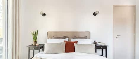 Desk, iron/ironing board, WiFi, bed sheets
