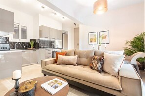 TV - Stylish, 3-brdm Family Apartment near Acropolis! (Athina)