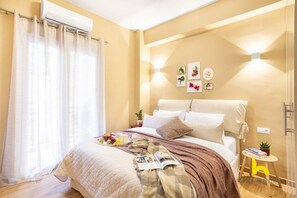 Desk, iron/ironing board, WiFi, bed sheets - Quiet, Minimalist Base w/ Balcony near Metro (Athina)