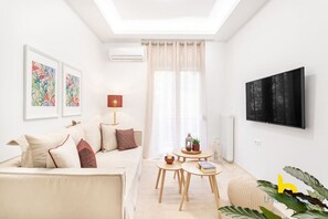 TV - Quiet, Minimalist Base w/ Balcony near Metro (Athina)