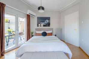 Een bureau, een strijkplank/strijkijzer, wifi, beddengoed