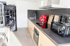 Kühlschrank, Mikrowelle, Ofen, Herdplatte