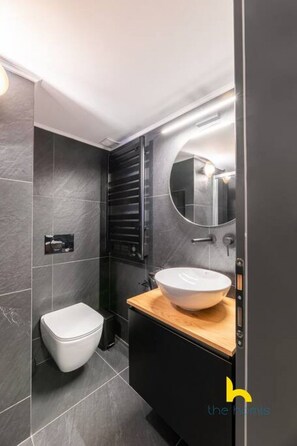 Haartrockner, Handtücher, Seife, Shampoo