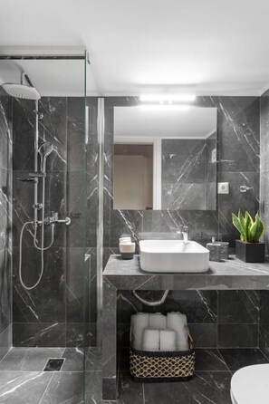 Hair dryer, towels, soap, shampoo - Spacious 3-BDR Family APT near Acropolis, Netflix! (Athina)