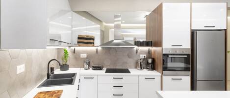 雪櫃、微波爐、焗爐、爐具