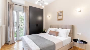 Desk, iron/ironing board, WiFi, bed sheets