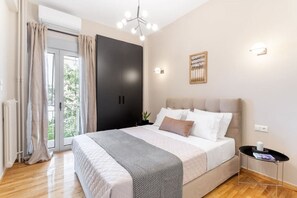 Desk, iron/ironing board, WiFi, bed sheets