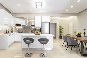 Coffee/tea maker, fridge, microwave, oven - Spacious 3-BDR Family APT near Acropolis, Netflix! (Athina)