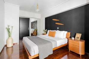 Desk, iron/ironing board, WiFi, bed sheets - Comfortable & Quiet Family APT Near Acropolis (Athina)