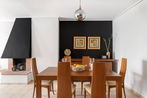 Dining - Comfortable & Quiet Family APT Near Acropolis (Athina)