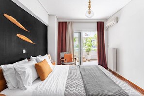 Escritorio, tabla de planchar con plancha, wifi y ropa de cama 