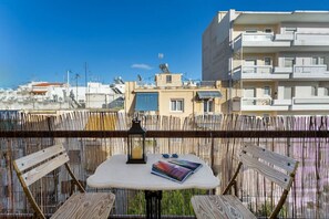 Outdoor dining - Bright, Calming Retreat With Balcony Near Metro! (Menemeni)