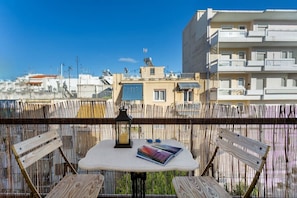 Outdoor dining - Bright, Calming Retreat With Balcony Near Metro! (Menemeni)