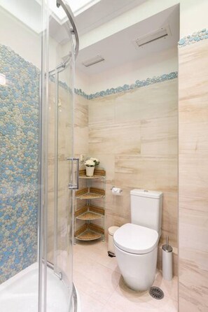 Hair dryer, towels, soap, shampoo - Bright, Calming Retreat With Balcony Near Metro! (Menemeni)