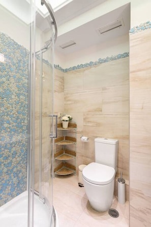 Hair dryer, towels, soap, shampoo - Bright, Calming Retreat With Balcony Near Metro! (Menemeni)