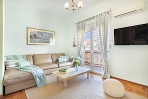 TV - Bright, Calming Retreat With Balcony Near Metro! (Menemeni)