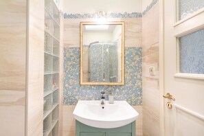 Hair dryer, towels - Bright, Calming Retreat With Balcony Near Metro! (Menemeni)
