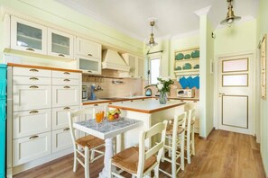 Fridge, microwave, oven, stovetop - Bright, Calming Retreat With Balcony Near Metro! (Menemeni)