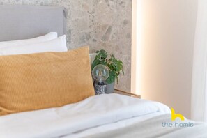 Desk, iron/ironing board, WiFi, bed sheets - Minimal 2-BDR Apt Near Acropolis By The Homis (Athina)