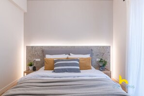 Escritorio, tabla de planchar con plancha, wifi y ropa de cama 