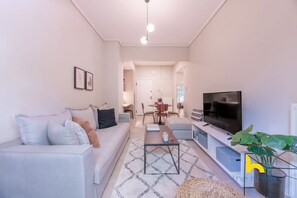 TV - Minimal 2-BDR Apt Near Acropolis By The Homis (Athina)