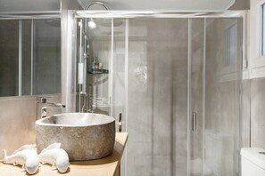 Hair dryer, towels, shampoo, toilet paper - Head for Acropolis from a Romantic Hideaway in Koukaki (Athina)