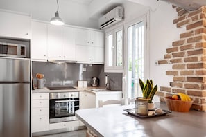 Fridge, microwave, oven, stovetop - Head for Acropolis from a Romantic Hideaway in Koukaki (Athina)