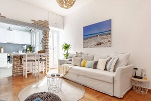 Smart TV, books - Head for Acropolis from a Romantic Hideaway in Koukaki (Athina)